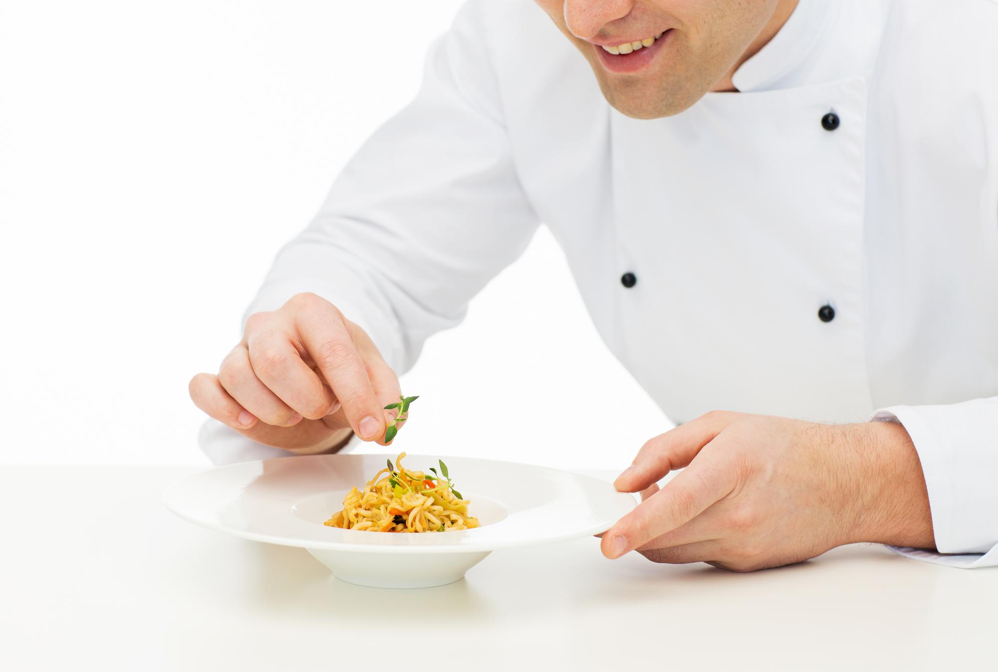 Chef che impiatta un piatto elegante